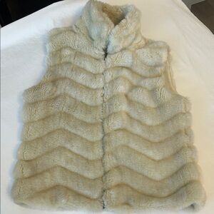 Kenzie Cream Faux Fur Vest. US M